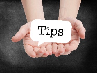 Två händer håller en pratbubbla med ordet tips